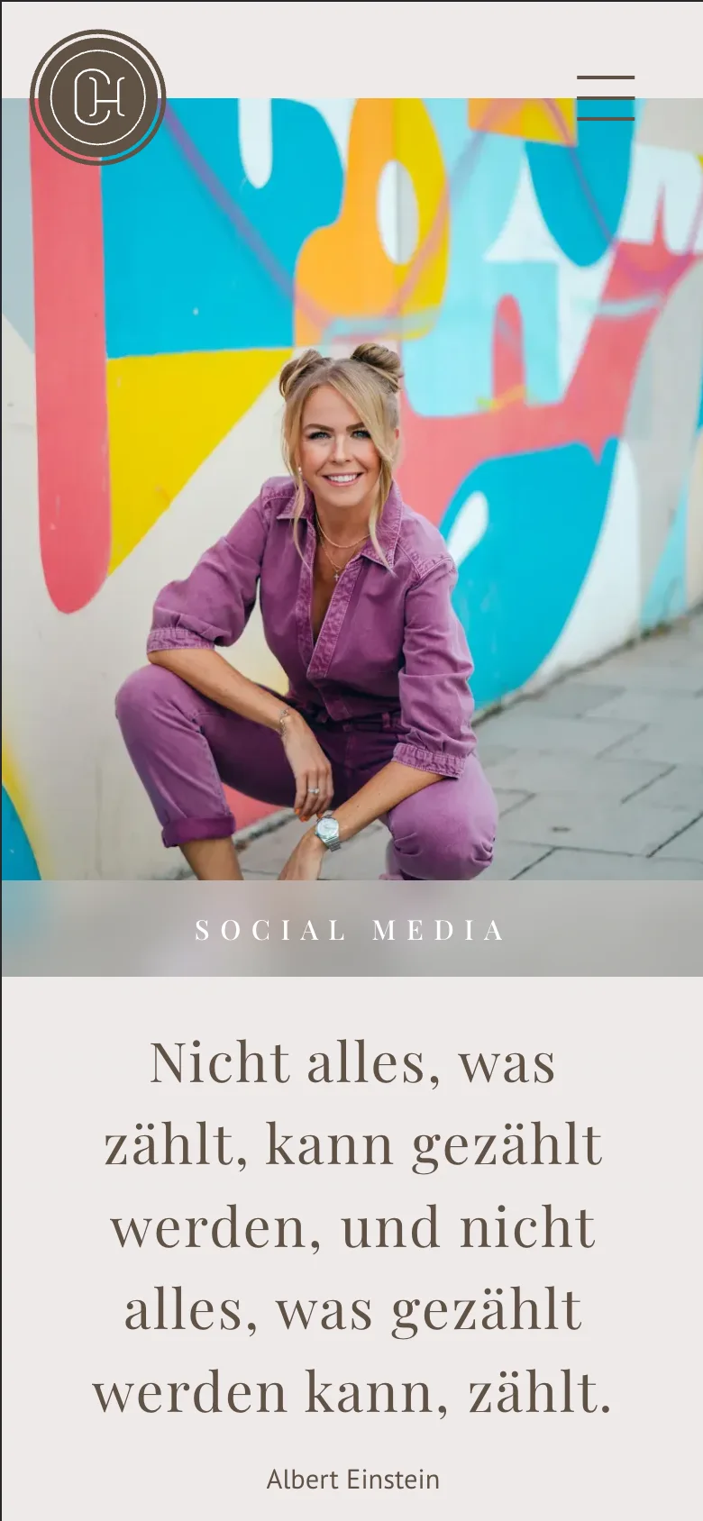 Carolin Henseler auf dem Smartphone – Social Media