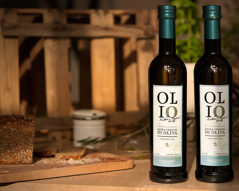 Kundengeschenk: Olivenöl aus den eigenen Oliven eines Partners, mit eigenem Etikett