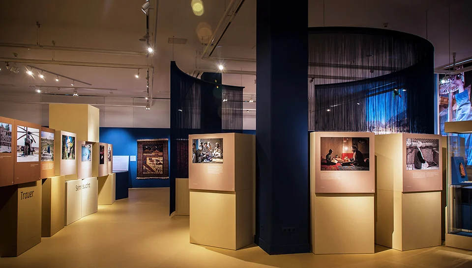 Ausstellungsraum mit Vitrinen